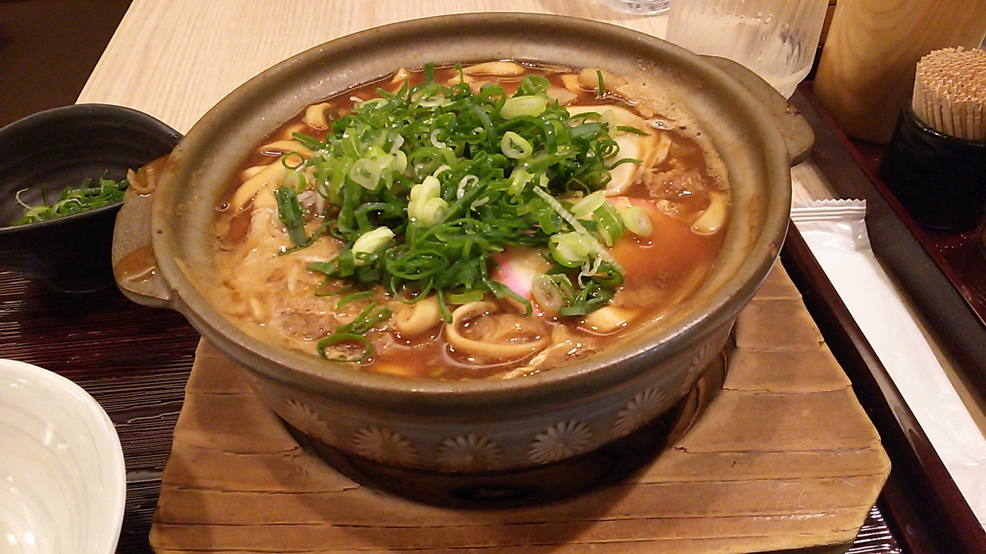 横浜で本格的味噌煮込みうどんが食べられる。